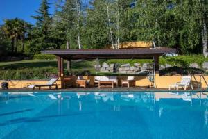 una piscina con sillas y un cenador en Villa intera San Marco - Luxury Wine Resort, en Rosignano Monferrato