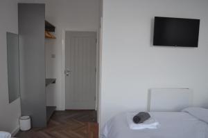 Postel nebo postele na pokoji v ubytování The Glenbuck Hotel Anfield