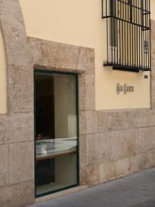 ein Gebäude mit einem Fenster mit einem Schild, das nur Gourmetspeisen liest in der Unterkunft Casa Clarita in Valencia