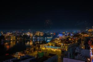 Blick auf eine Stadt in der Nacht mit Feuerwerk in der Unterkunft Tamasha Udaipur in Udaipur