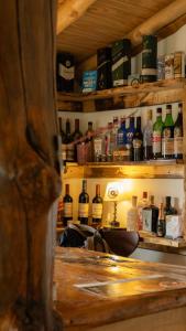un bar con un montón de botellas de vino en Cabañas El Arriero Lodge en Manzano Amargo