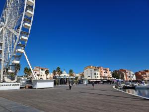 een pier met een reuzenrad in een stad bij T2 Cap d'agde centre port in Cap d'Agde