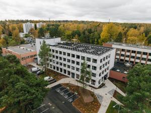 una vista aérea de un edificio blanco en una ciudad en Stereo House by Larsen, en Tallin