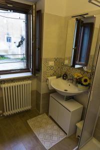 baño con lavabo, espejo y ventana en Tenute Valerio, 
