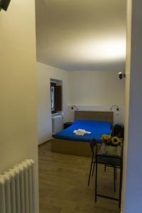 a small bedroom with a bed and a table at Tenute Valerio 