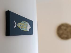 une porte blanche avec une photo d'un poisson sur elle dans l'établissement Studio Océan City, à Saint-Pierre