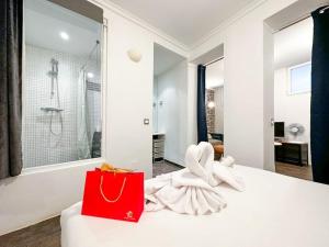una bolsa de compras roja sentada encima de una cama en Urbano y refrescante estudio en sótano en Madrid