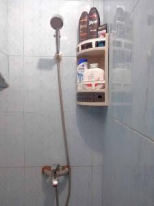 y baño con ducha y pared. en Aziz House 2, en Tan-Tan