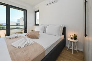 ノヴァリャにあるVilla Lunika with Private poolの大きな窓のある部屋にベッドが2つある