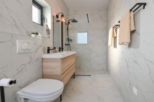 ノヴァリャにあるVilla Lunika with Private poolのトイレと洗面台を備えた白いバスルーム +25枚の写真