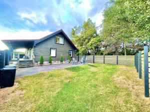 una casa con una valla y un patio en Modern lake side nest• HOTUB Fenced YARD king beds, en Sevierville
