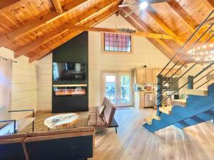 una sala de estar con una escalera azul en una casa en Modern lake side nest• HOTUB Fenced YARD king beds en Sevierville
