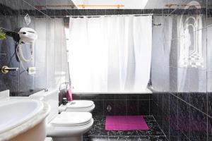 Koupelna v ubytování Desconecta en Candelaria + 30 fotografií