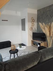 un soggiorno con un divano e un tavolo di appart 2 chambres a Noyen-sur-Sarthe