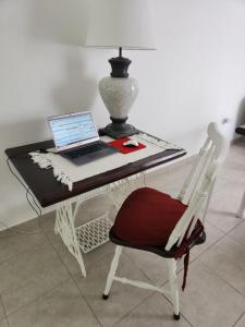 escritorio con ordenador portátil y silla en Departamento muy confortable (monoambiente) 2 personas en Viedma