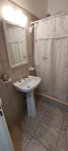 a bathroom with a sink and a shower at Heart Depto 2 Viedma Centro Confortable y Optima Ubicación in Viedma
