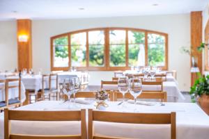 Reštaurácia alebo iné gastronomické zariadenie v ubytovaní Hostal Montserrat