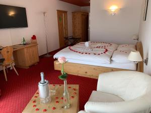 Postel nebo postele na pokoji v ubytování Wellnesshotel Liun