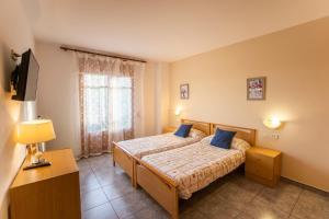 Posteľ alebo postele v izbe v ubytovaní Hostal Montserrat