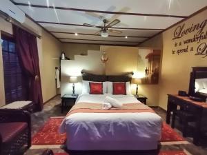1 dormitorio con 1 cama grande en una habitación en A Cherry Lane Self Catering and B&B, en Bloemfontein
