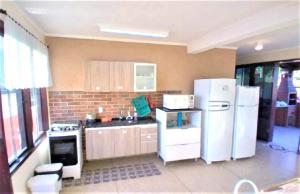 Dapur atau dapur kecil di Apartamento Vista ao Mar Maresias +58 gambar