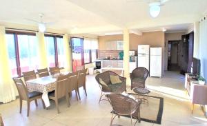 eine Küche und ein Esszimmer mit einem Tisch und Stühlen in der Unterkunft Apartamento Vista para o Mar in Maresias