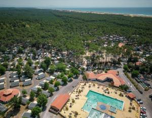 an aerial view of a resort with a swimming pool at Mobil-Home Seignosse in Seignosse
