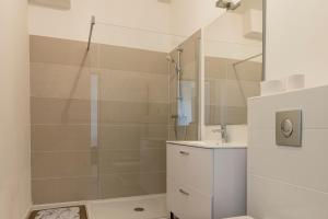 a bathroom with a shower and a sink at ABEILLE - 2 chambres et 1 canapé-lit, 1er étage, parking in Castelsarrasin
