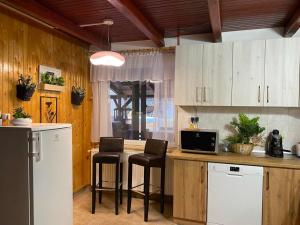 A kitchen or kitchenette at Csodaszarvas Vendégház