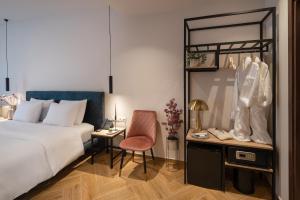- une chambre avec un lit et un bureau avec une chaise dans l'établissement IRA - ΗΡΑ Hotel, à Kalamata