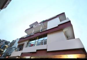 ein Gebäude mit Balkon auf der Seite in der Unterkunft Hotel Holiday Classic in Chandīgarh