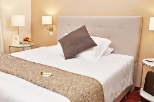 una stanza d'albergo con un letto con un cuscino sopra di Bad Eptingen a Eptingen