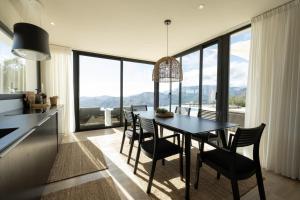 - une cuisine et une salle à manger avec une table et des chaises dans l'établissement Hill house Spain -villa casa blanca, à Almuñécar