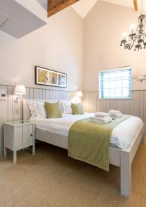 1 dormitorio con 1 cama blanca grande en una habitación en The Lawrance Luxury Aparthotel - York, en York