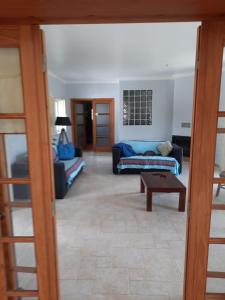 ein Wohnzimmer mit einem Sofa und einem Tisch in der Unterkunft Casa Azul in Vila de Rei