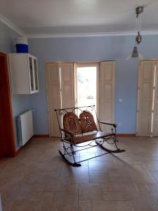 ein Zimmer mit einer Bank in der Mitte eines Zimmers in der Unterkunft Casa Azul in Vila de Rei