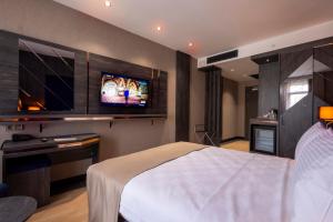 um quarto com uma cama e uma TV de tela plana em WestDoor Hotel em Edirne