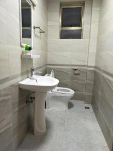 bagno con lavandino e servizi igienici di 2 Bedroom in Kilimani Ngong Rd a Nairobi