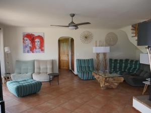 - un salon meublé avec un ventilateur de plafond dans l'établissement Villa 4* Piscine chauffée, à Sotta