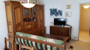 una sala de estar con una cabaña de madera y un sofá en Les Églantines, en Luxeuil-les-Bains