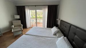 מיטה או מיטות בחדר ב-Hotel Alhaurín Golf Resort