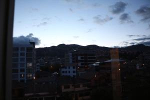 vistas a una ciudad con edificios y montañas en Departamento súper comodo, en Cusco