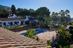 una vista aérea de una casa y una piscina en Hotel Alhaurín Golf Resort, en Alhaurín el Grande