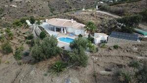 - une vue aérienne sur une maison avec une piscine dans l'établissement Villa Camakini, à Arenas