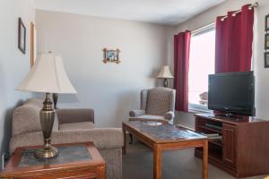 TV a/nebo společenská místnost v ubytování Oceanside Cabins