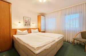 une chambre avec un grand lit avec une fenêtre dans l'établissement Am Schloonsee Haus B, à Heringsdorf