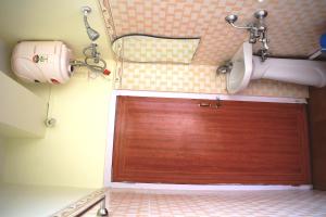 eine hölzerne Garagentür im Bad mit Waschbecken in der Unterkunft LILY GUEST HOUSE in Shillong
