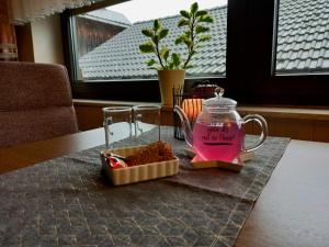 un frasco de cristal de líquido rosa sentado en una mesa en Ferienwohnung Martina, en Medebach
