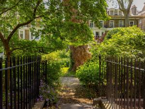Sodas prie apgyvendinimo įstaigos Pass the Keys Sophisticated Studio in South Kensington