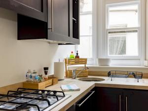 Virtuvė arba virtuvėlė apgyvendinimo įstaigoje Pass the Keys Sophisticated Studio in South Kensington